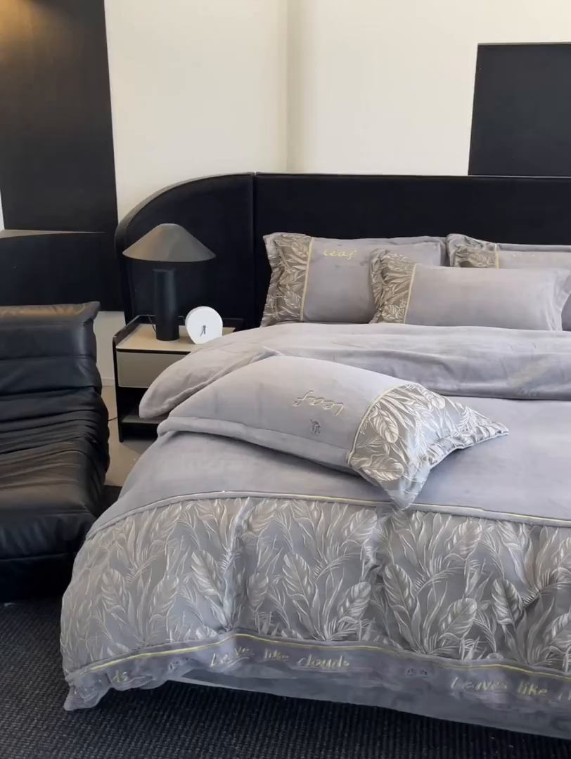 91家纺网 家纺一手货源 找家纺 帝王家纺 2025冬季新款高克重浮雕刺绣牛奶绒四件套加厚保暖双面珊瑚绒-漫叶 漫叶-典雅灰