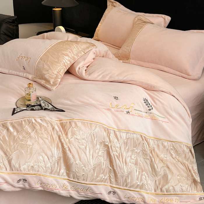 91家纺网 家纺一手货源 找家纺 （总）帝王家纺 2025冬季新款高克重浮雕刺绣牛奶绒四件套加厚保暖双面珊瑚绒-漫叶