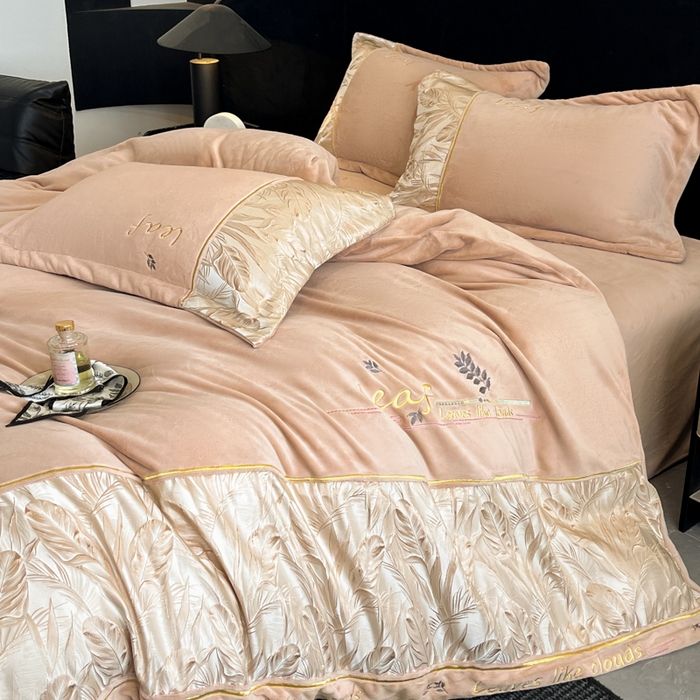 91家纺网 家纺一手货源 找家纺 （总）帝王家纺 2025冬季新款高克重浮雕刺绣牛奶绒四件套加厚保暖双面珊瑚绒-漫叶