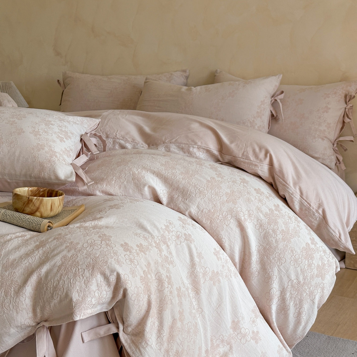 91家纺网 家纺一手货源 找家纺 宜代光年 2025新款亚麻大提花贡缎磨毛四件套-小清新风 花瓣雨-浅粉