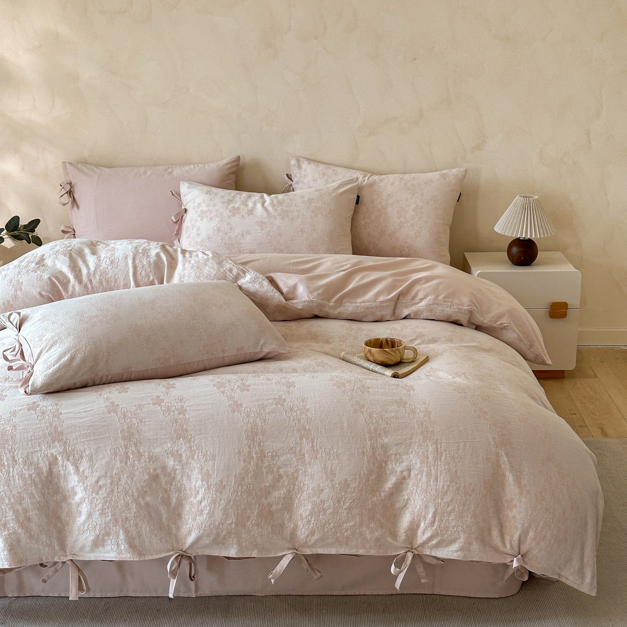 91家纺网 家纺一手货源 找家纺 宜代光年 2025新款亚麻大提花贡缎磨毛四件套-小清新风 花瓣雨-浅粉