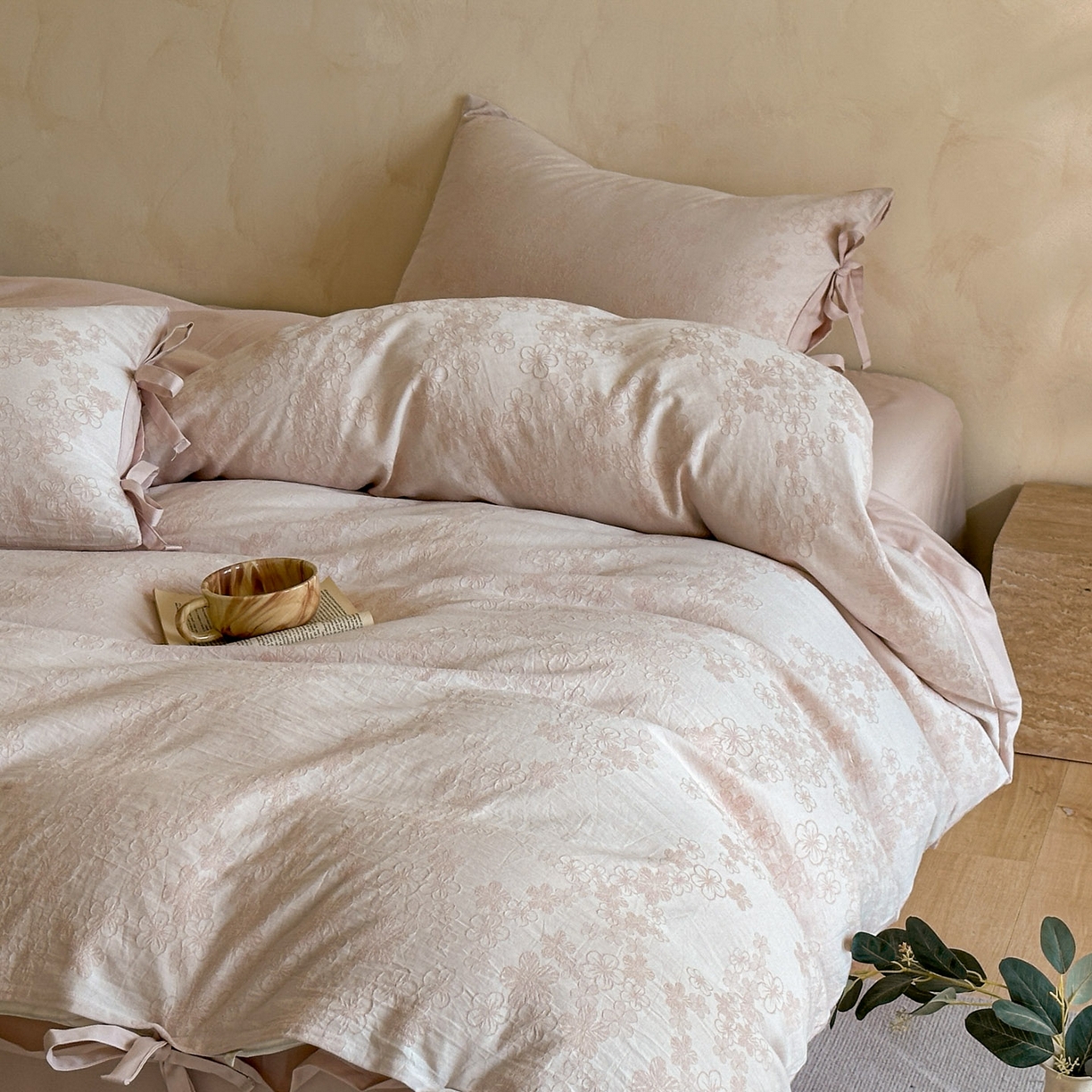 91家纺网 家纺一手货源 找家纺 宜代光年 2025新款亚麻大提花贡缎磨毛四件套-小清新风 花瓣雨-浅粉