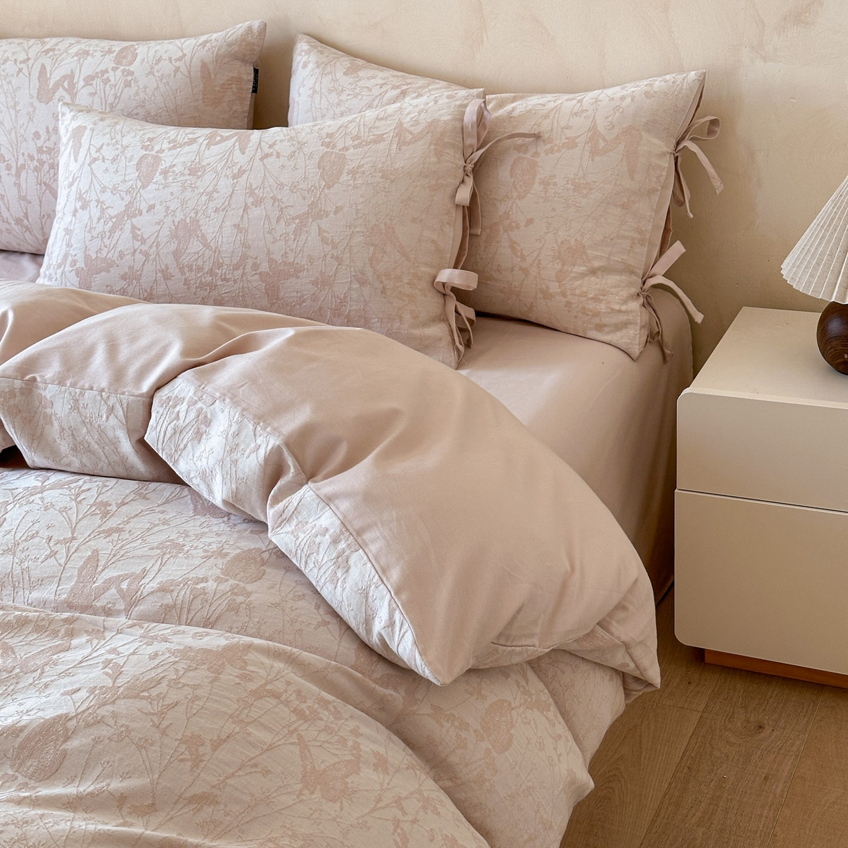 91家纺网 家纺一手货源 找家纺 宜代光年 2025新款亚麻大提花贡缎磨毛四件套-小清新风 花丛蝶舞-浅粉