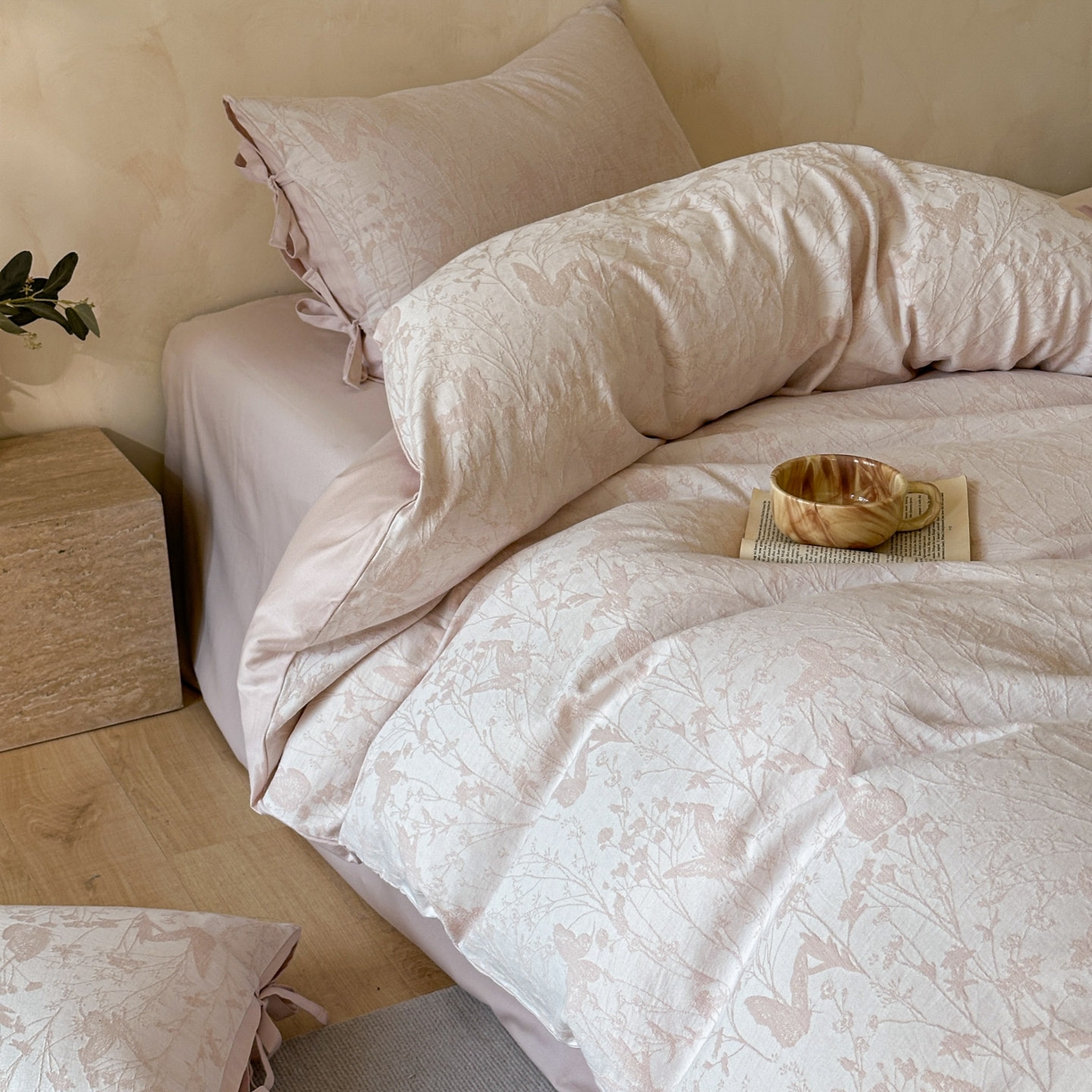 91家纺网 家纺一手货源 找家纺 宜代光年 2025新款亚麻大提花贡缎磨毛四件套-小清新风 花丛蝶舞-浅粉