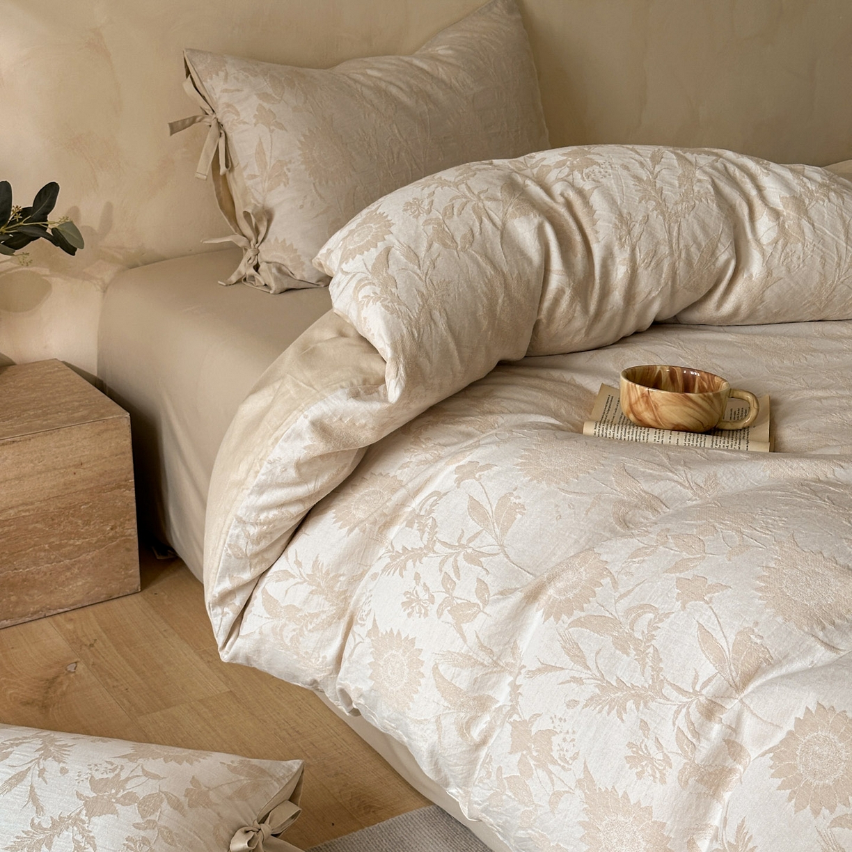 91家纺网 家纺一手货源 找家纺 宜代光年 2025新款亚麻大提花贡缎磨毛四件套-小清新风 向日葵-米麻