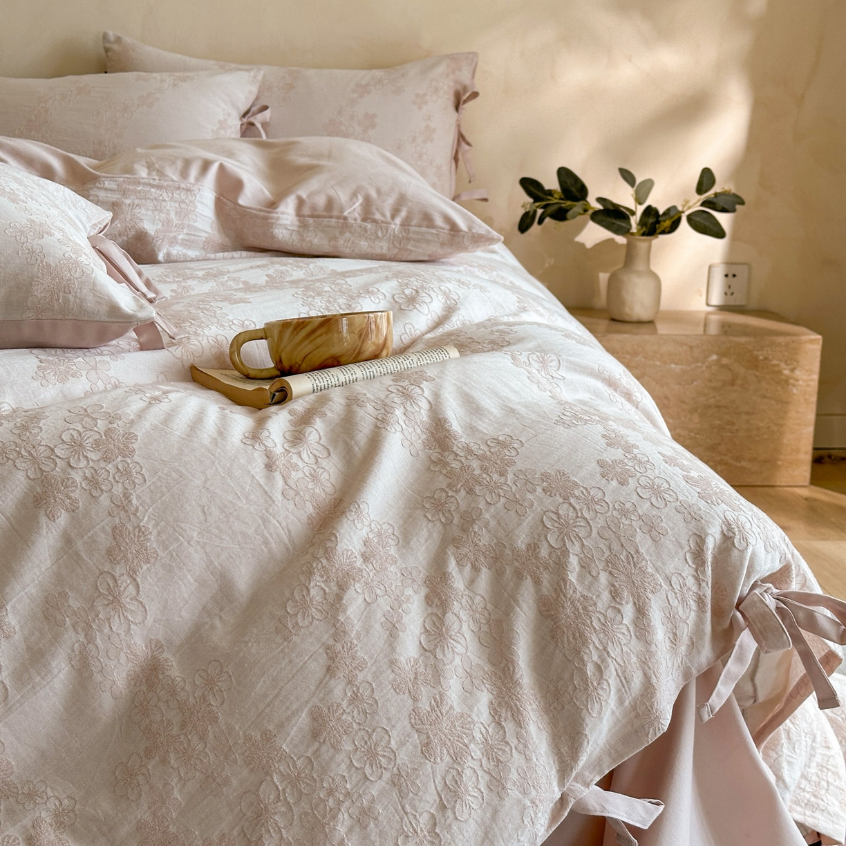 91家纺网 家纺一手货源 找家纺 宜代光年 2025新款亚麻大提花贡缎磨毛四件套-小清新风 花瓣雨-浅粉