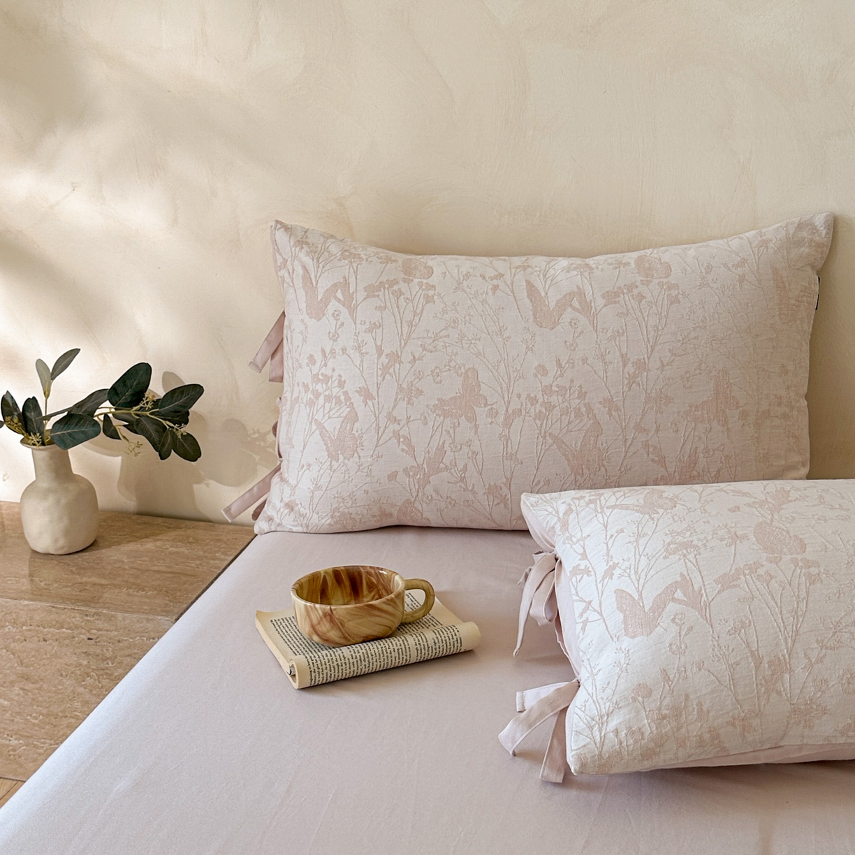 91家纺网 家纺一手货源 找家纺 宜代光年 2025新款亚麻大提花贡缎磨毛四件套-小清新风 花丛蝶舞-浅粉