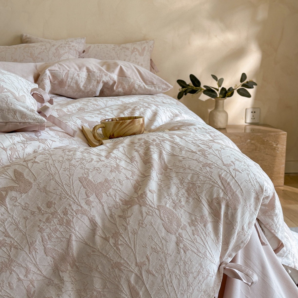 91家纺网 家纺一手货源 找家纺 宜代光年 2025新款亚麻大提花贡缎磨毛四件套-小清新风 花丛蝶舞-浅粉