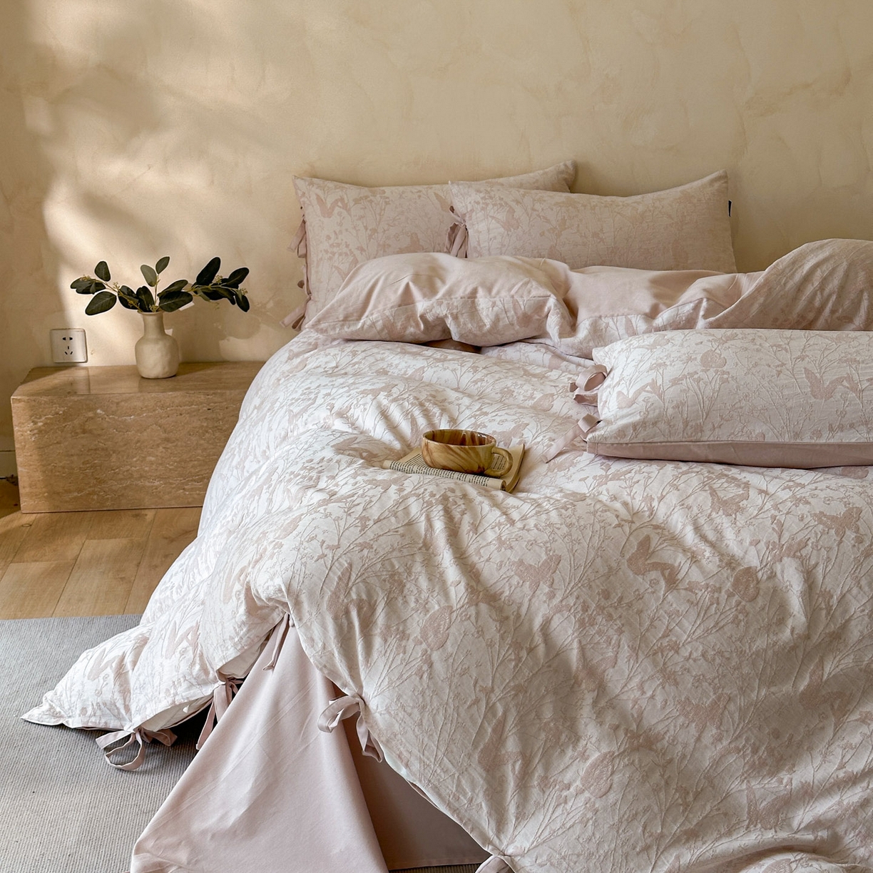 91家纺网 家纺一手货源 找家纺 宜代光年 2025新款亚麻大提花贡缎磨毛四件套-小清新风 花丛蝶舞-浅粉