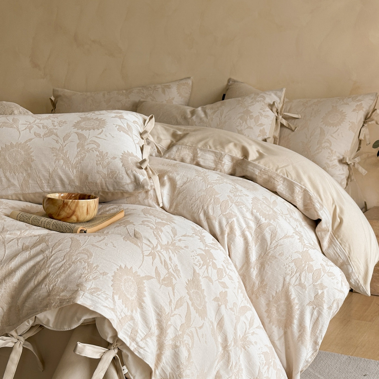 91家纺网 家纺一手货源 找家纺 宜代光年 2025新款亚麻大提花贡缎磨毛四件套-小清新风 向日葵-米麻