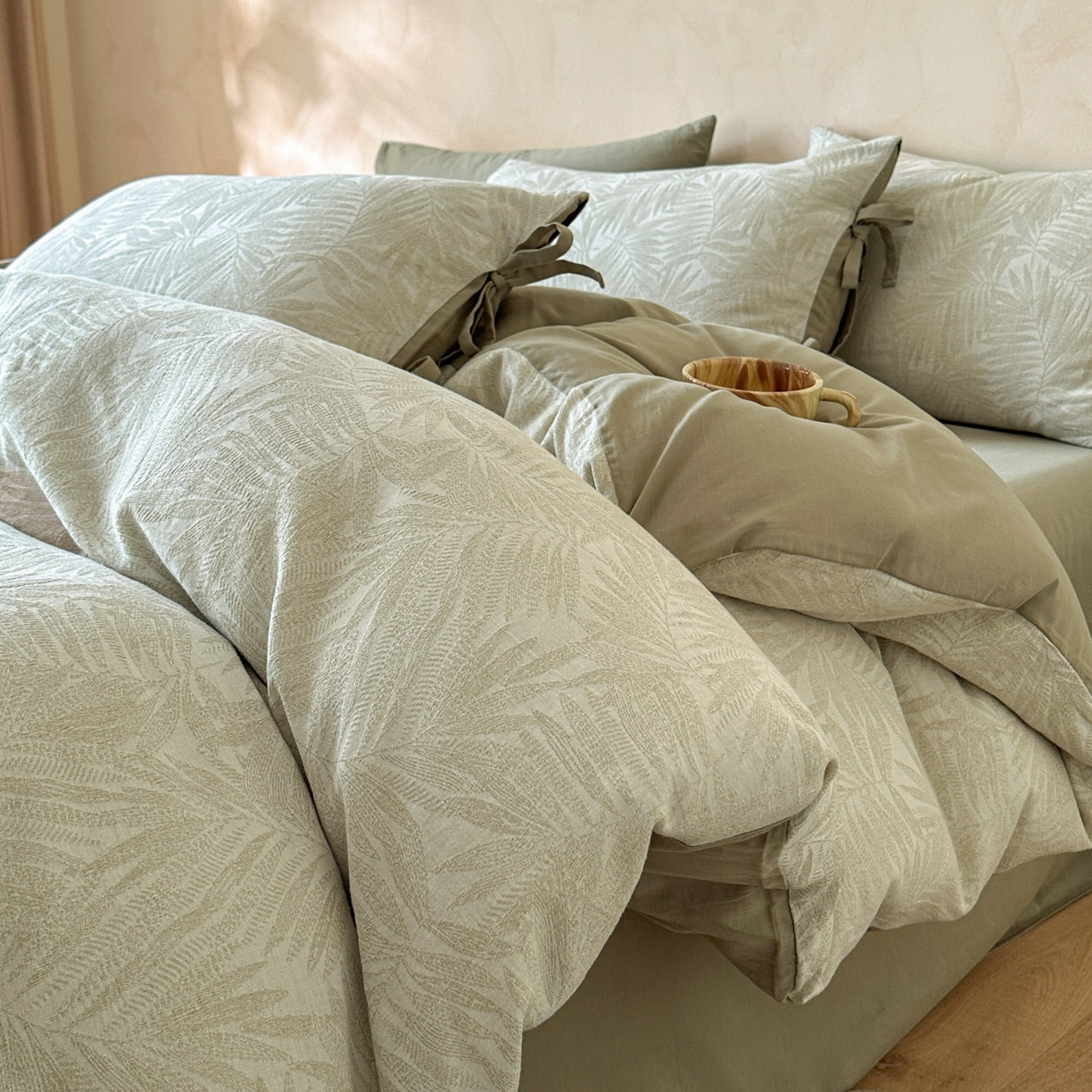 91家纺网 家纺一手货源 找家纺 宜代光年 2025新款亚麻大提花贡缎磨毛四件套-小清新风 麻吉-浅绿