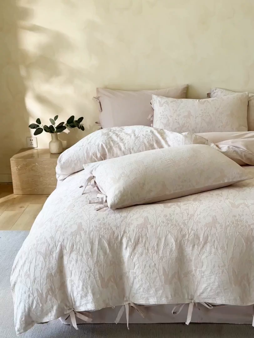 91家纺网 家纺一手货源 找家纺 宜代光年 2025新款亚麻大提花贡缎磨毛四件套-小清新风 花丛蝶舞-浅粉