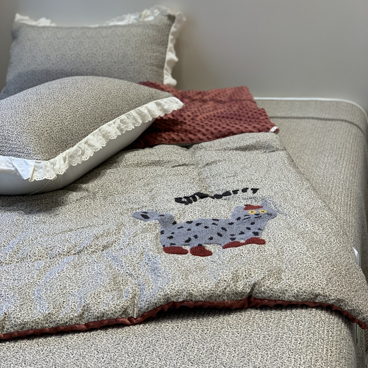 91家纺网 家纺一手货源 找家纺 （总）汇庭 2025秋冬新款毛巾绣豆豆被锦花床盖三件套系列