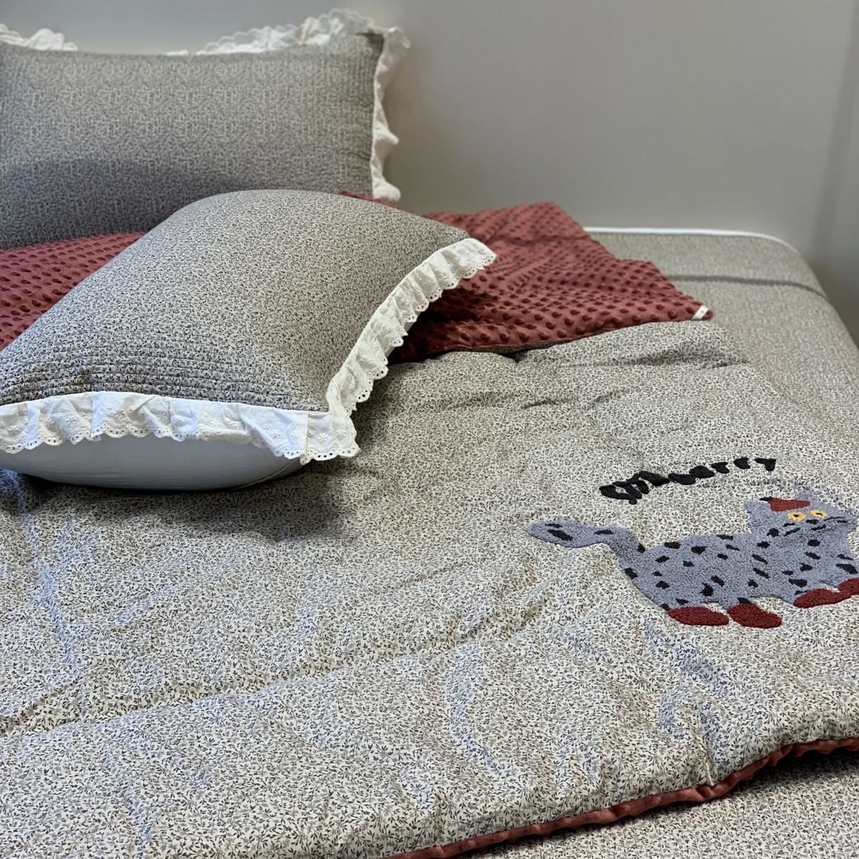 91家纺网 家纺一手货源 找家纺 （总）汇庭 2025秋冬新款毛巾绣豆豆被锦花床盖三件套系列