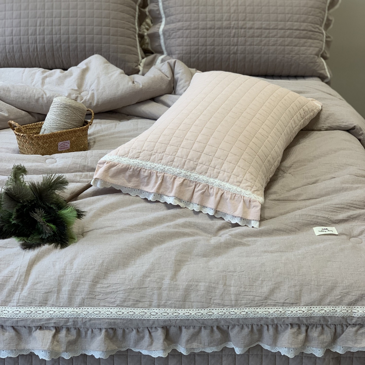 91家纺网 家纺一手货源 找家纺 汇庭 2025秋冬新款棉与麻春秋极简床盖系列 棉与麻春秋咖色（极简床盖咖色