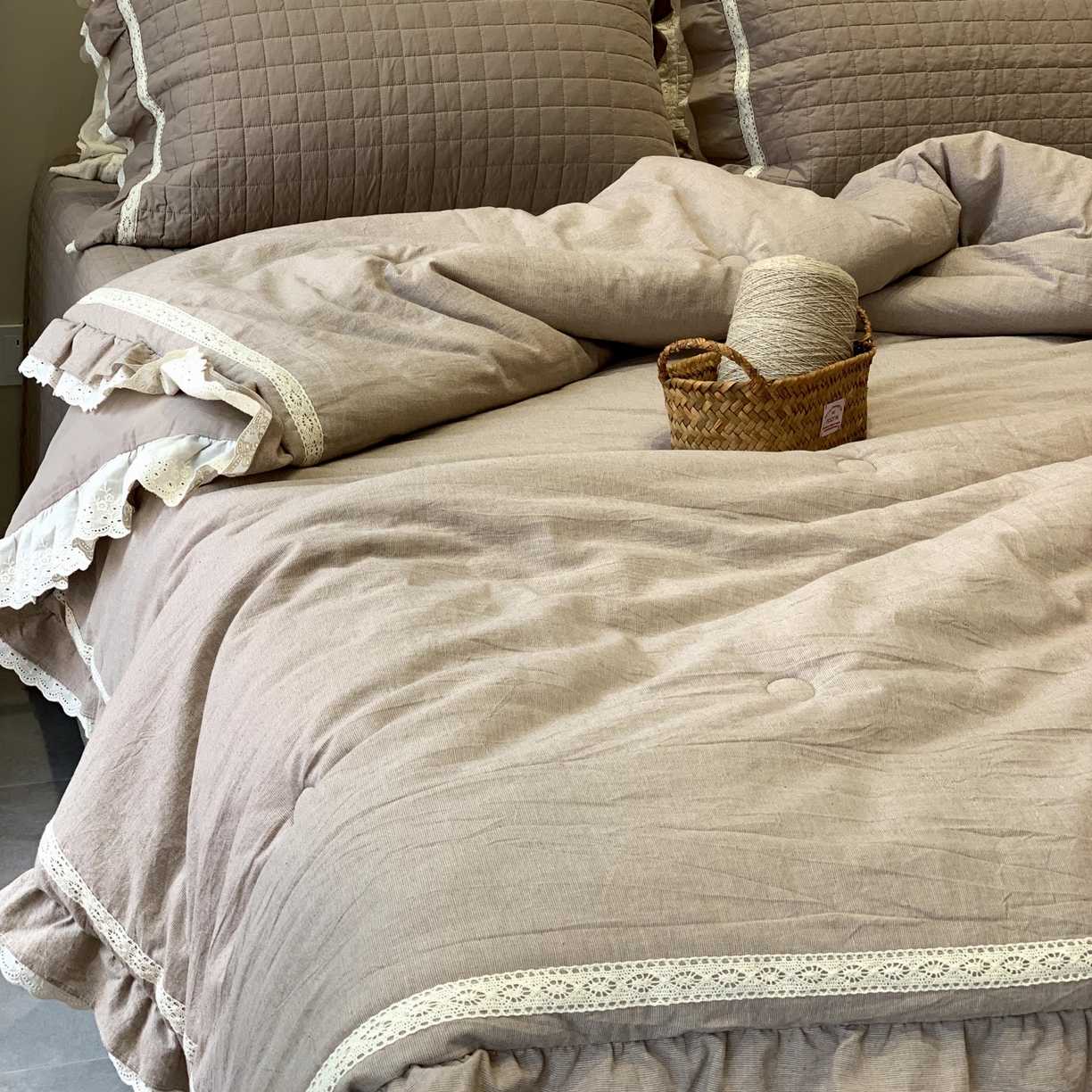 91家纺网 家纺一手货源 找家纺 汇庭 2025秋冬新款棉与麻春秋极简床盖系列 棉与麻春秋咖色（极简床盖咖色