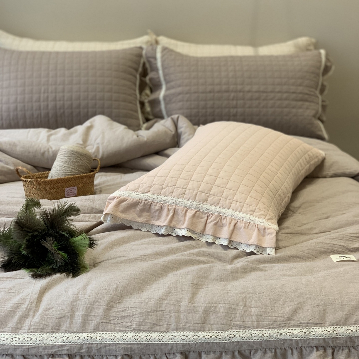 91家纺网 家纺一手货源 找家纺 汇庭 2025秋冬新款棉与麻春秋极简床盖系列 棉与麻春秋咖色（极简床盖咖色