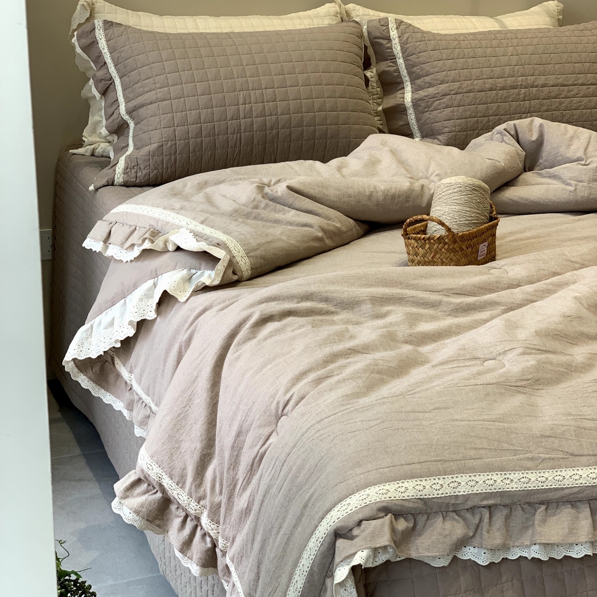 91家纺网 家纺一手货源 找家纺 汇庭 2025秋冬新款棉与麻春秋极简床盖系列 棉与麻春秋咖色（极简床盖咖色