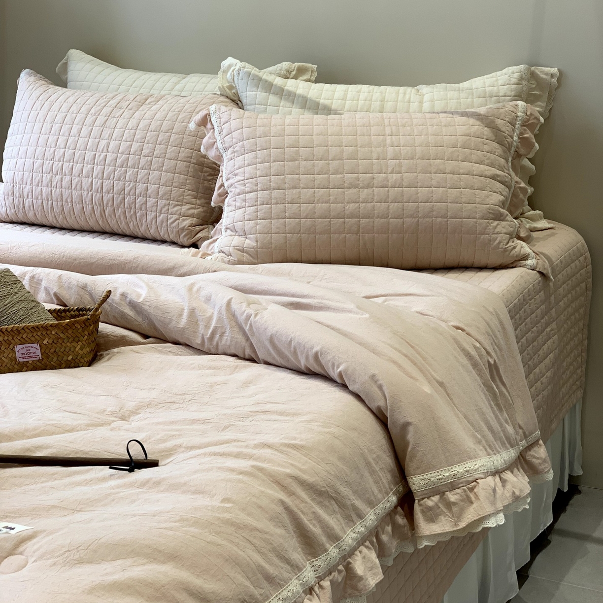 91家纺网 家纺一手货源 找家纺 汇庭 2025秋冬新款棉与麻春秋极简床盖系列 棉与麻春秋粉色（极简床盖粉色