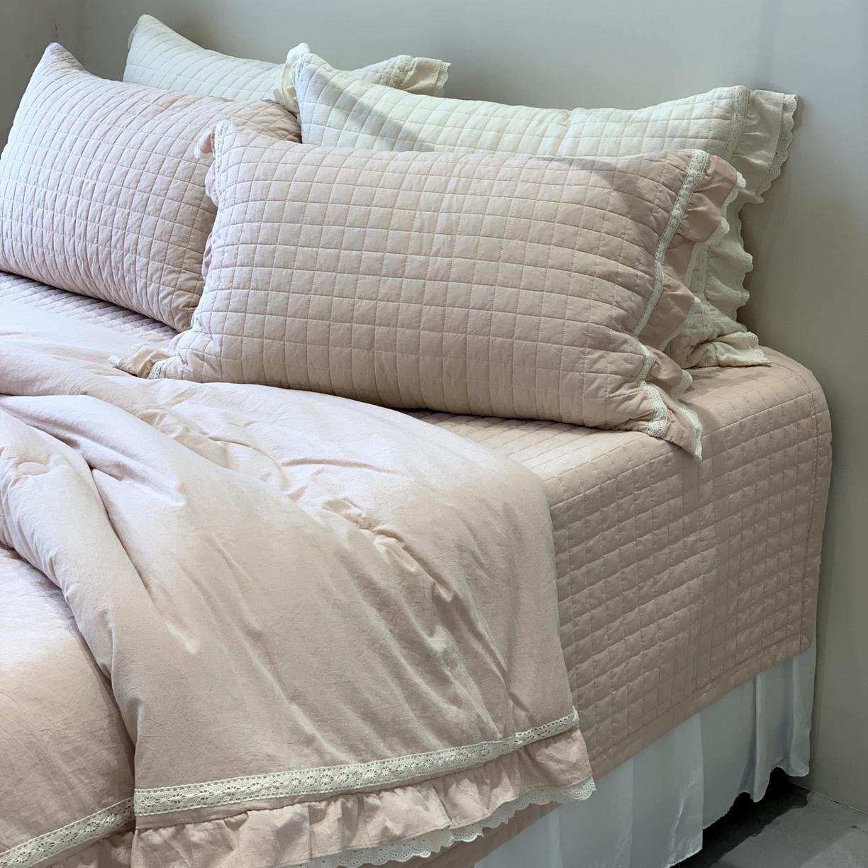 91家纺网 家纺一手货源 找家纺 汇庭 2025秋冬新款棉与麻春秋极简床盖系列 棉与麻春秋粉色（极简床盖粉色