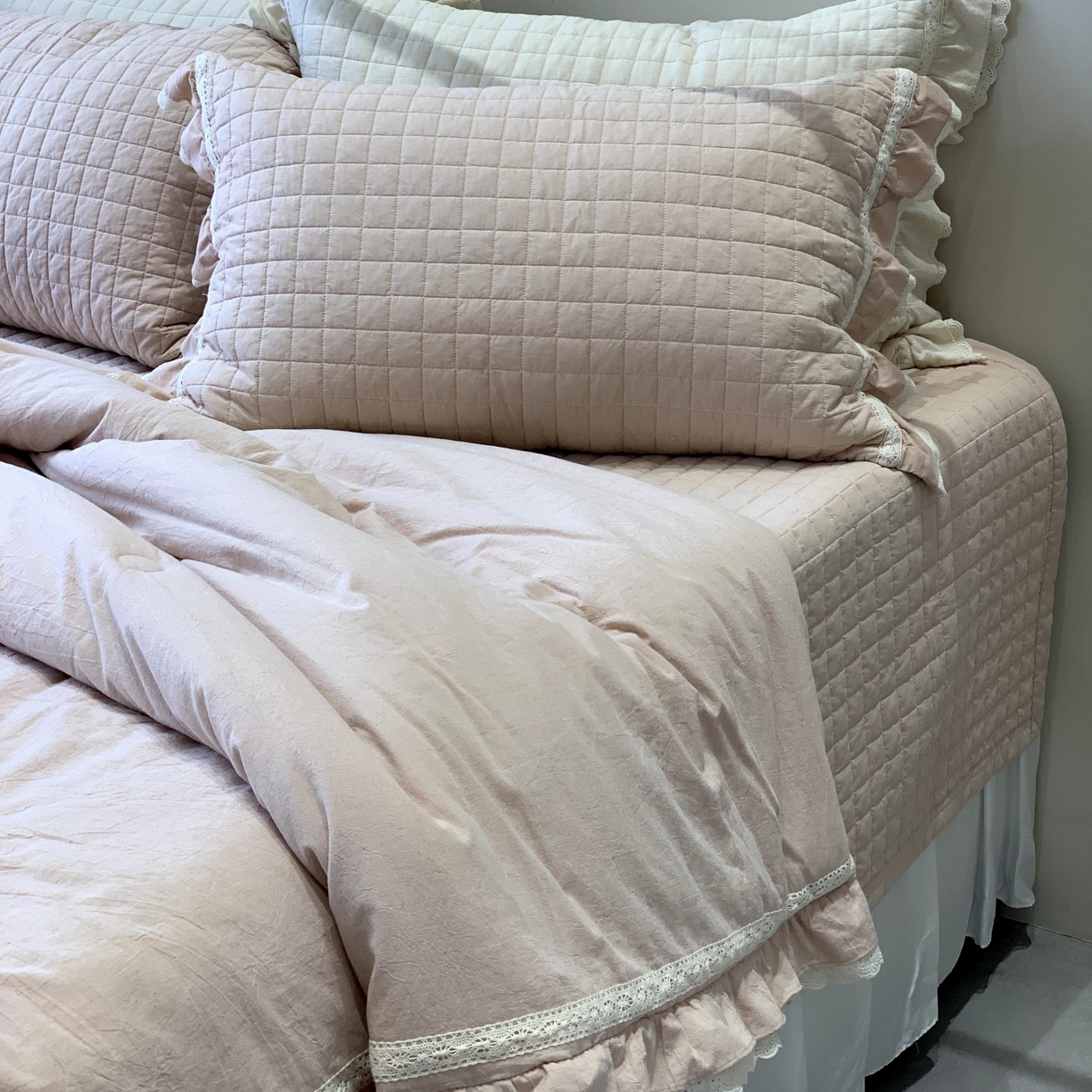 91家纺网 家纺一手货源 找家纺 汇庭 2025秋冬新款棉与麻春秋极简床盖系列 棉与麻春秋粉色（极简床盖粉色