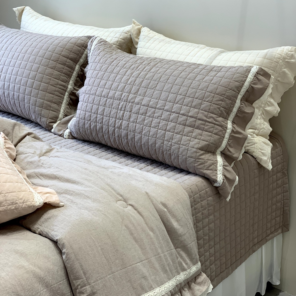 91家纺网 家纺一手货源 找家纺 汇庭 2025秋冬新款棉与麻春秋极简床盖系列 棉与麻春秋咖色（极简床盖咖色