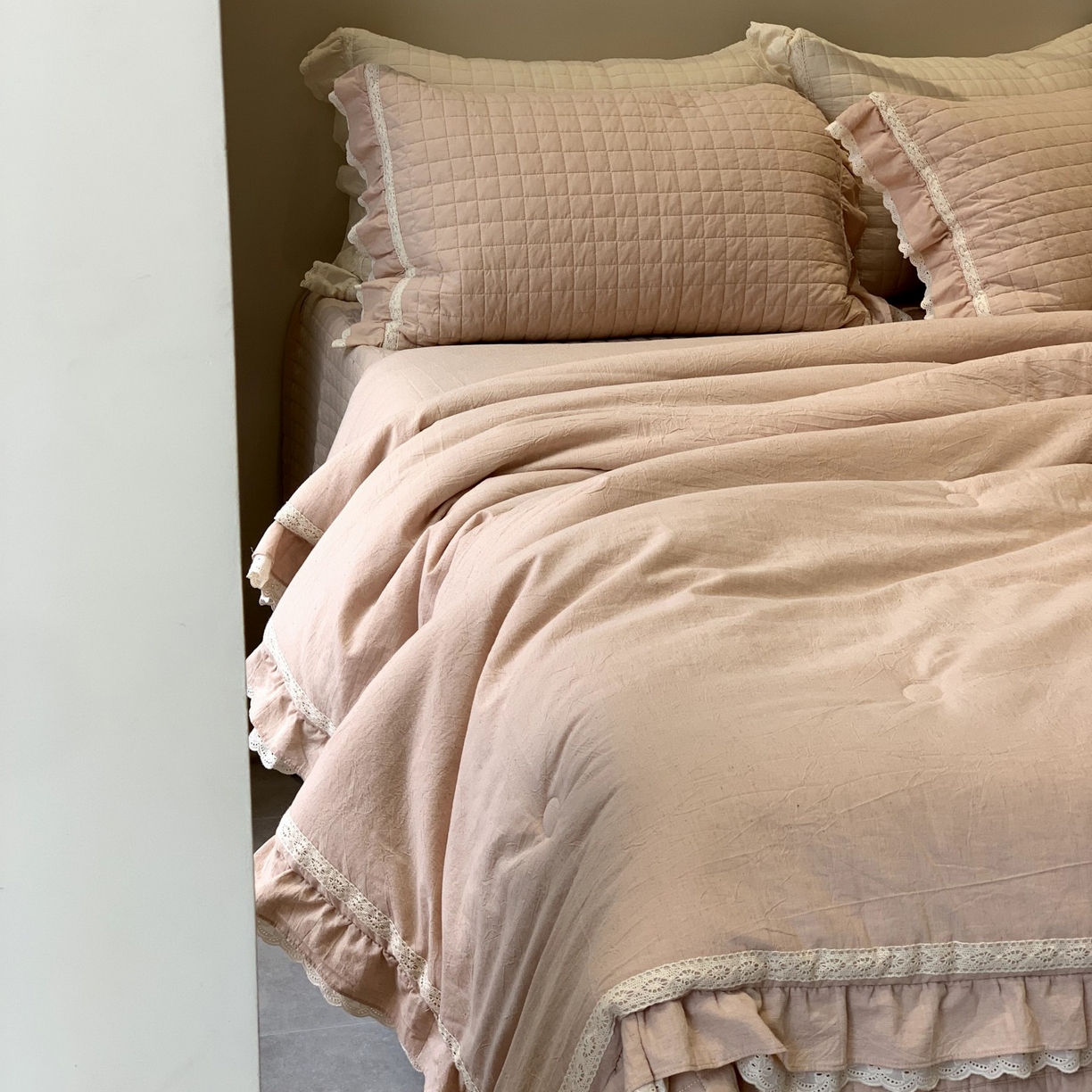 91家纺网 家纺一手货源 找家纺 汇庭 2025秋冬新款棉与麻春秋极简床盖系列 棉与麻春秋粉色（极简床盖粉色