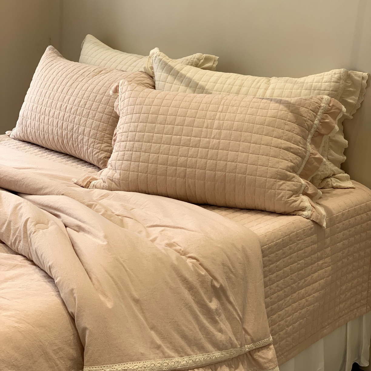 91家纺网 家纺一手货源 找家纺 汇庭 2025秋冬新款棉与麻春秋极简床盖系列 棉与麻春秋粉色（极简床盖粉色