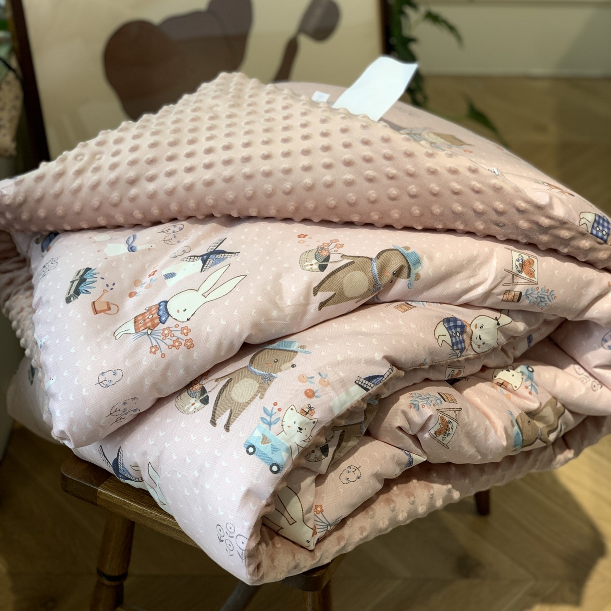 91家纺网 家纺一手货源 找家纺 汇庭 2025秋冬新款全棉单人豆豆被冬被子被芯系列 松鼠兔