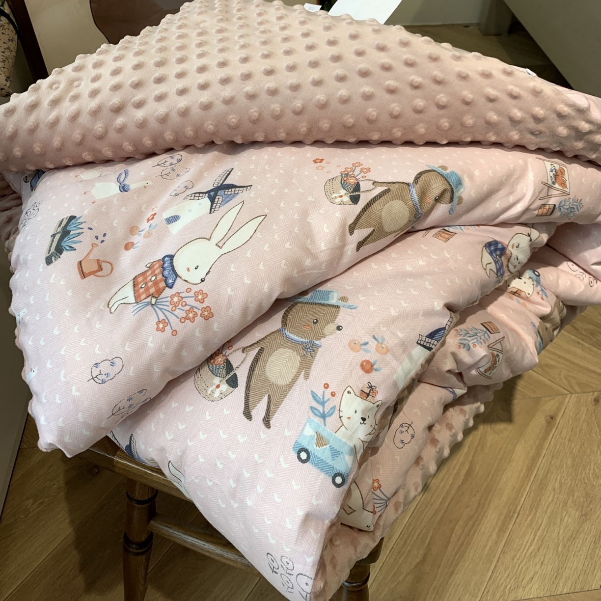 91家纺网 家纺一手货源 找家纺 汇庭 2025秋冬新款全棉单人豆豆被冬被子被芯系列 松鼠兔