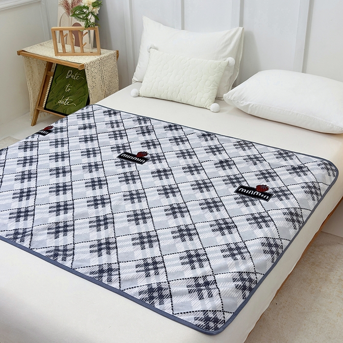 91家纺网 家纺一手货源 找家纺 茗婷家纺 2025新款牛奶绒防水床单隔尿垫供跨境外贸亚马逊秋冬热款 mm格灰