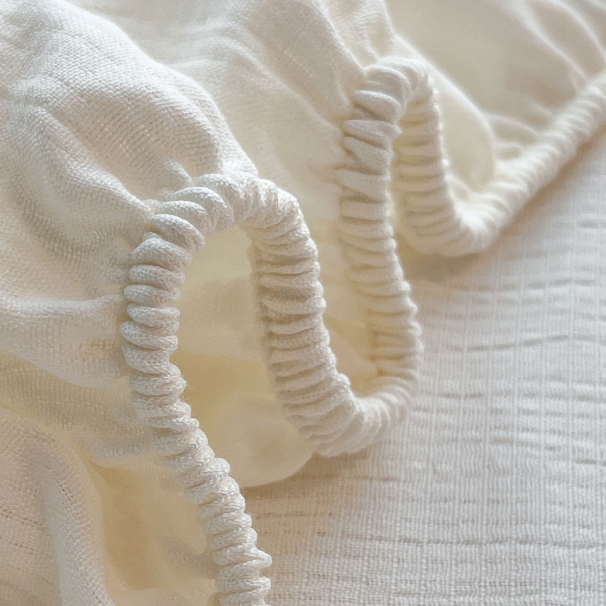 91家纺网 家纺一手货源 找家纺 瑞钰 2025新款透气云感三层纱床笠 奶昔白