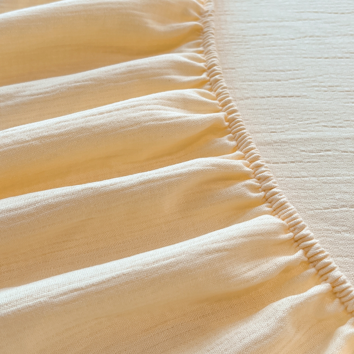 91家纺网 家纺一手货源 找家纺 瑞钰 2025新款透气云感三层纱床笠 奶油黄