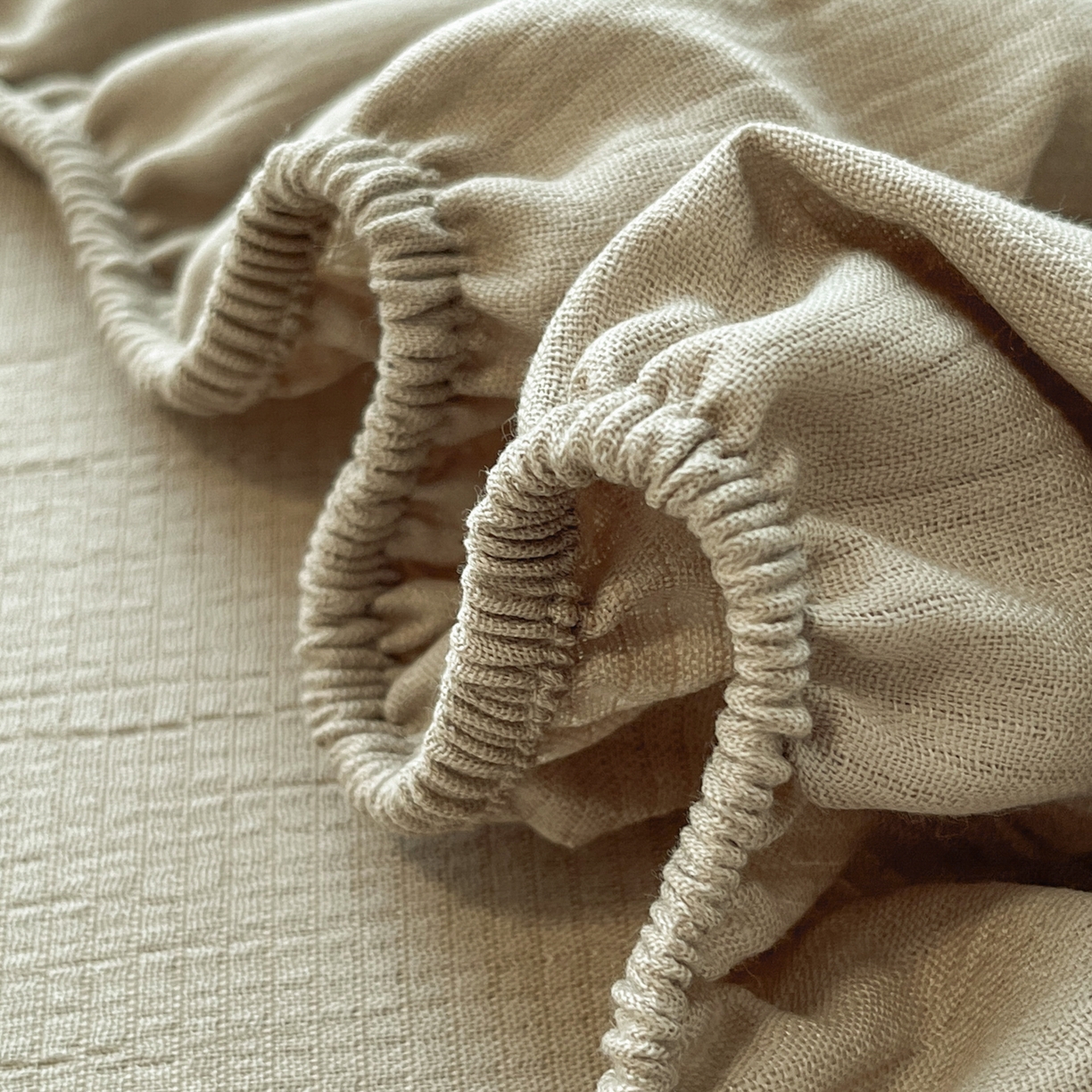 91家纺网 家纺一手货源 找家纺 瑞钰 2025新款透气云感三层纱床笠 浅咖