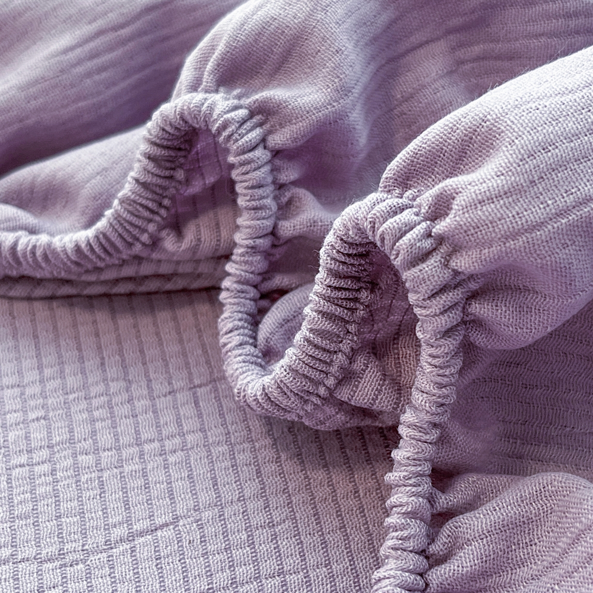 91家纺网 家纺一手货源 找家纺 瑞钰 2025新款透气云感三层纱床笠 柔幻紫