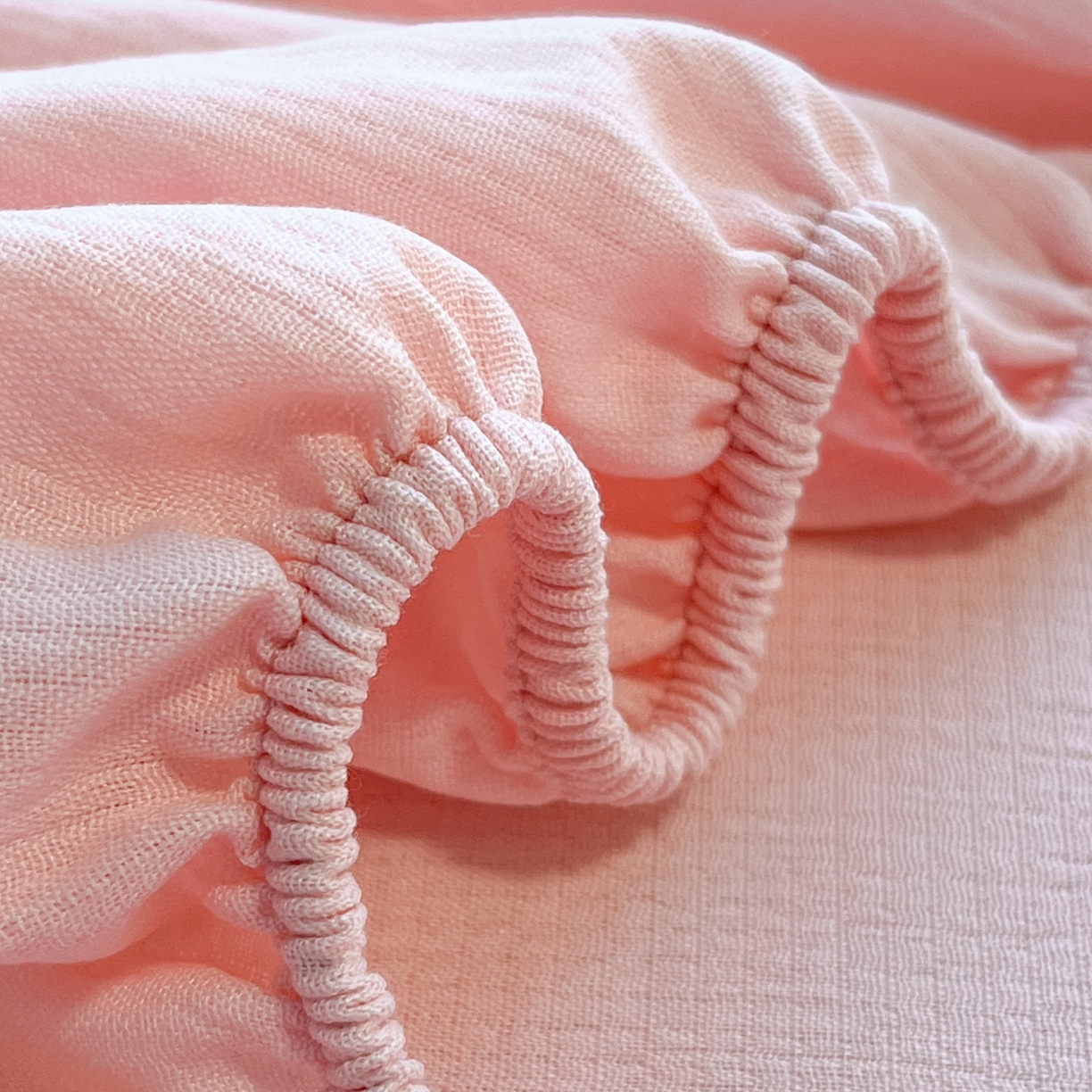 91家纺网 家纺一手货源 找家纺 瑞钰 2025新款透气云感三层纱床笠 韶粉