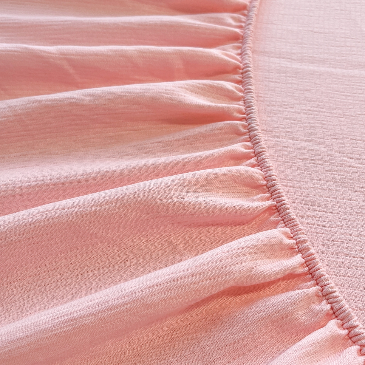 91家纺网 家纺一手货源 找家纺 瑞钰 2025新款透气云感三层纱床笠 韶粉