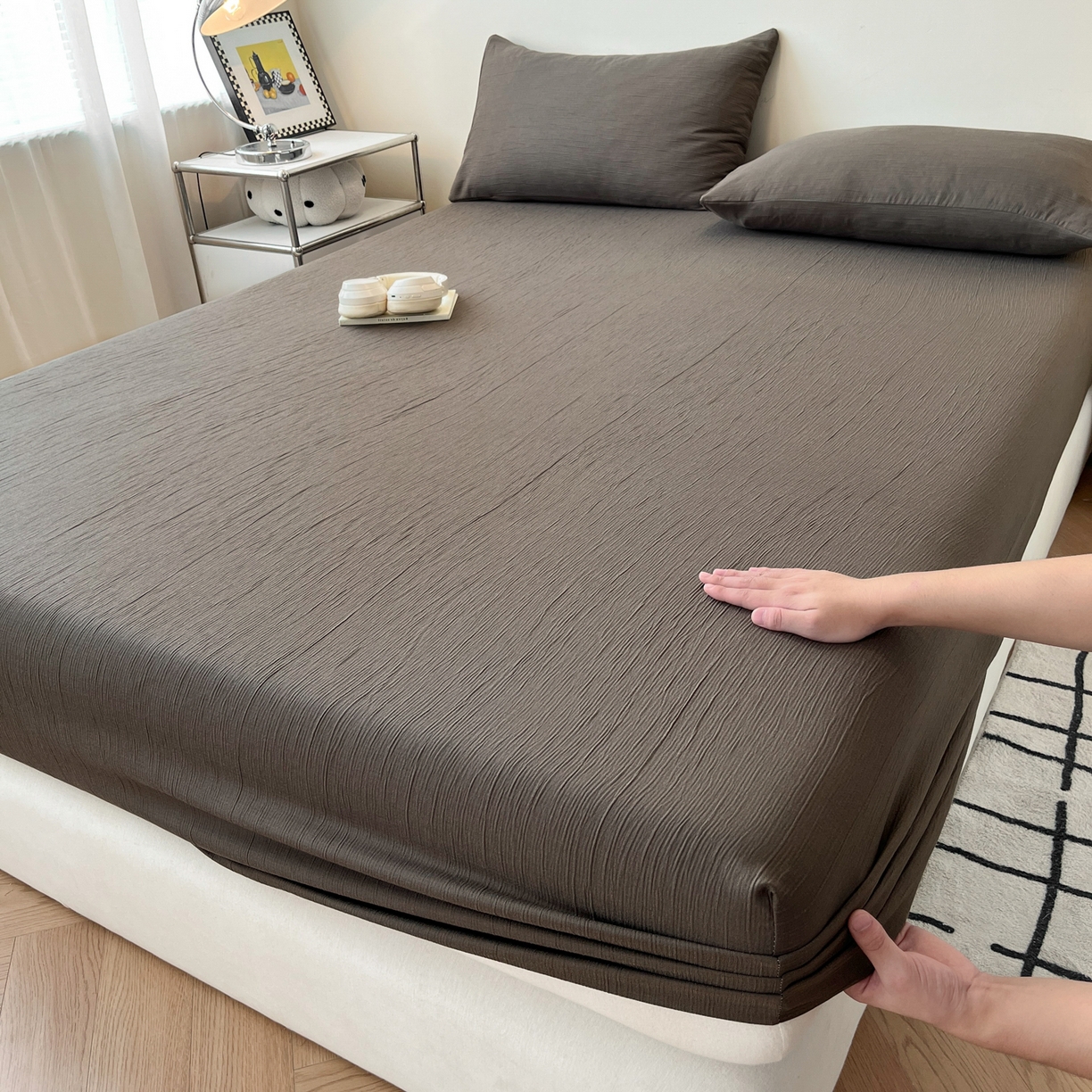 91家纺网 家纺一手货源 找家纺 瑞钰 2025新款透气云感三层纱床笠 深咖