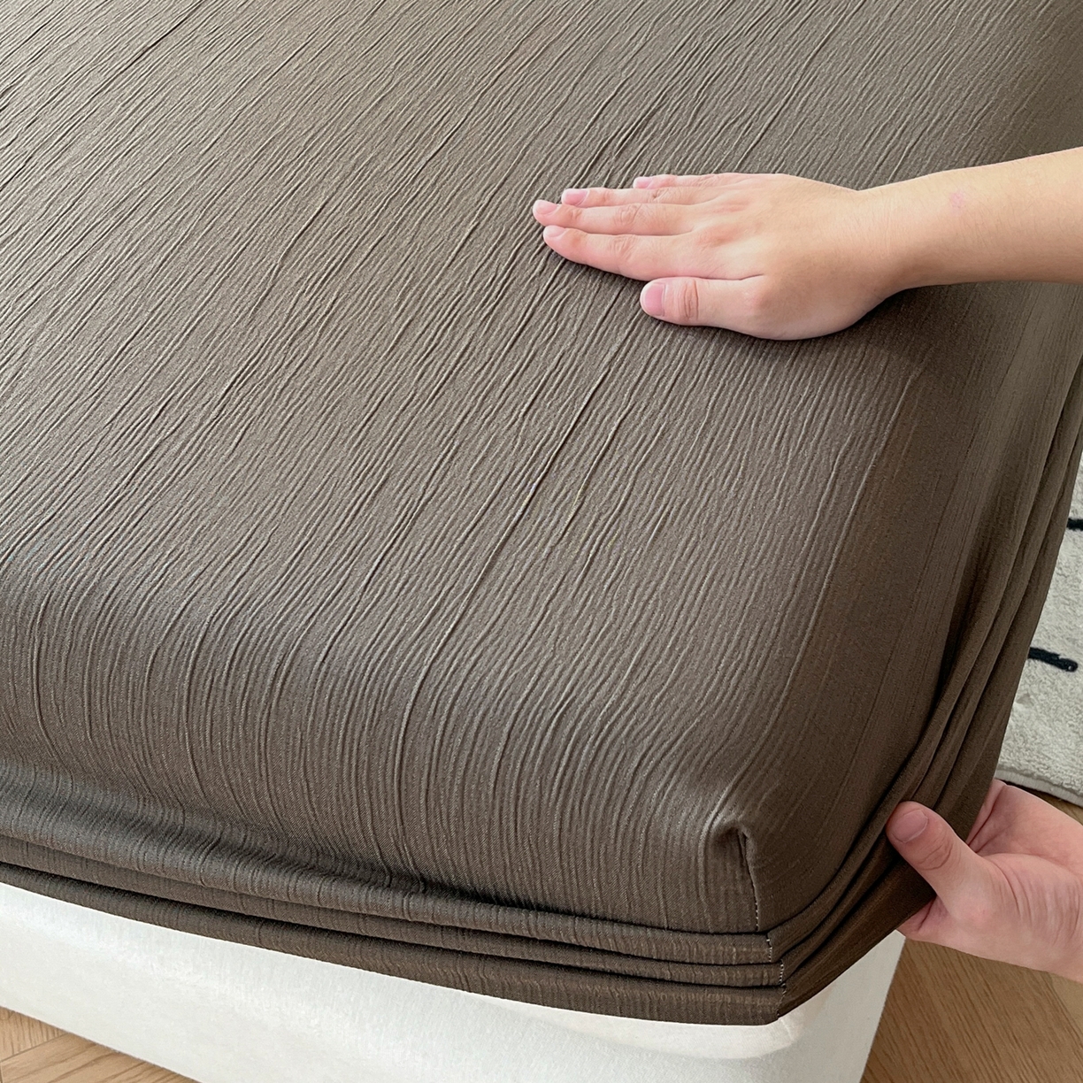 91家纺网 家纺一手货源 找家纺 瑞钰 2025新款透气云感三层纱床笠 深咖