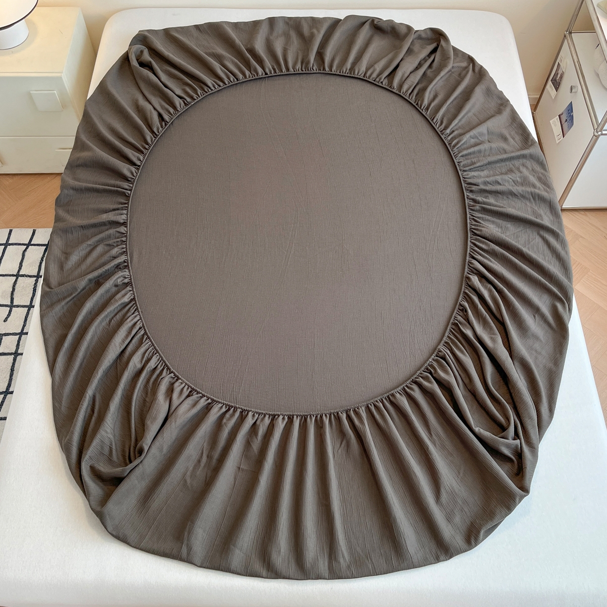 91家纺网 家纺一手货源 找家纺 瑞钰 2025新款透气云感三层纱床笠 深咖