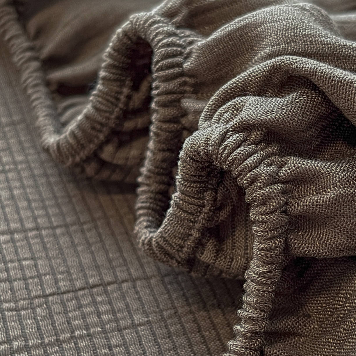 91家纺网 家纺一手货源 找家纺 瑞钰 2025新款透气云感三层纱床笠 深咖