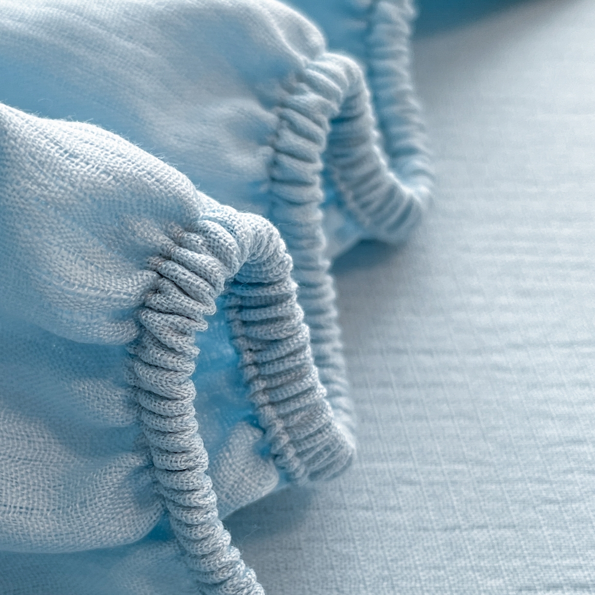 91家纺网 家纺一手货源 找家纺 瑞钰 2025新款透气云感三层纱床笠 天空蓝