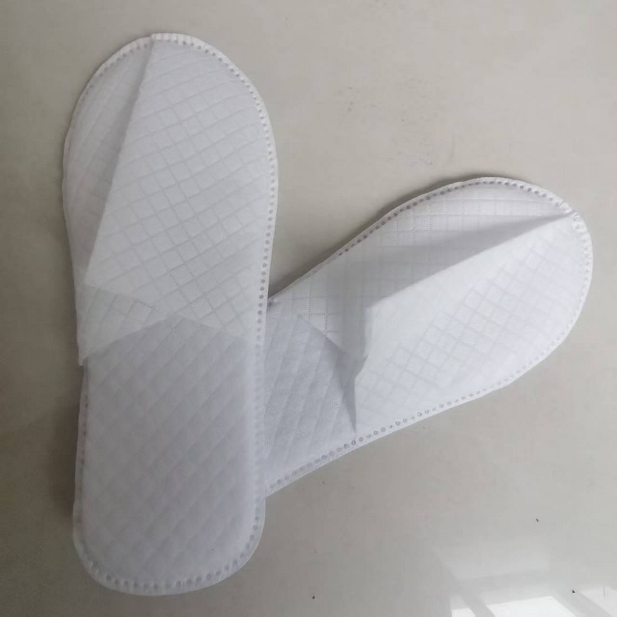 91家纺网 家纺一手货源 找家纺 （总）安力森/诚臻酒店用品 2025新款酒店民宿定制款白色格纹透气防滑一次性待客拖鞋