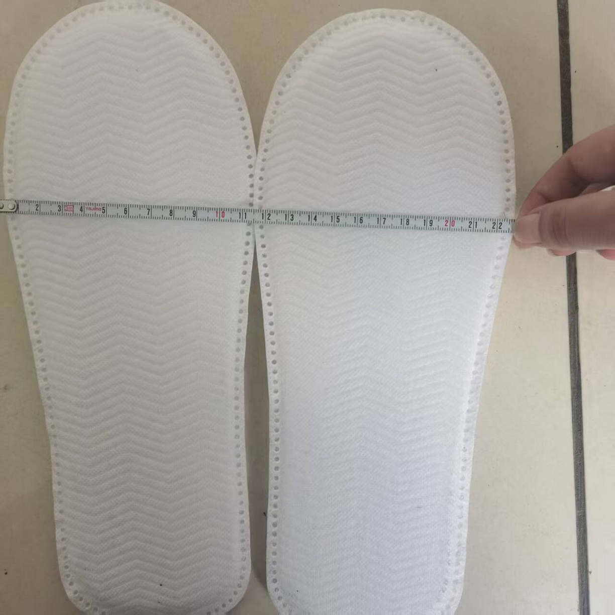 91家纺网 家纺一手货源 找家纺 （总）安力森/诚臻酒店用品 2025新款酒店民宿定制款白色格纹透气防滑一次性待客拖鞋