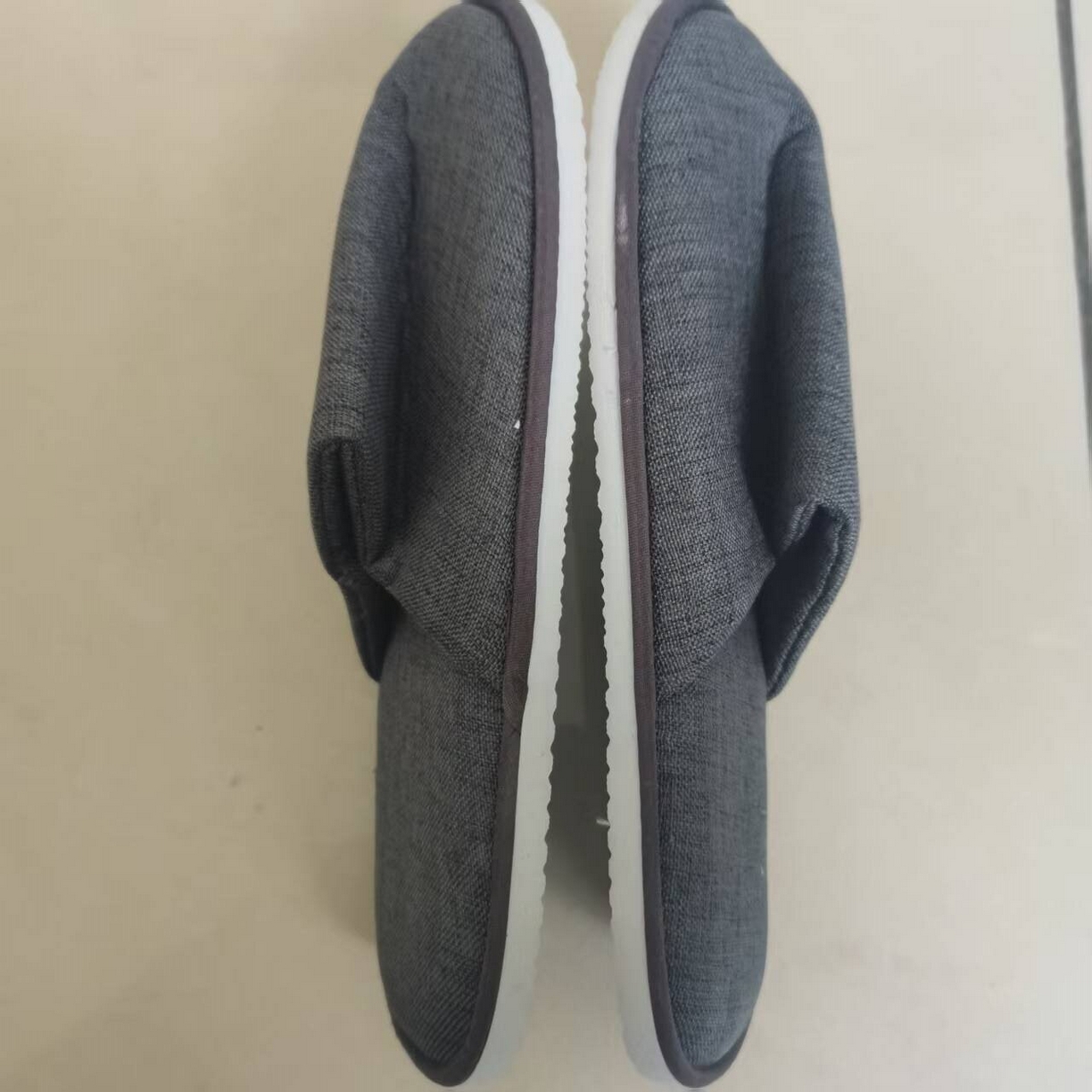 91家纺网 家纺一手货源 找家纺 （总）安力森/诚臻酒店用品 2025新款酒店民宿专 用灰色亚麻质 感防滑拖鞋 客房待客舒适软底拖鞋