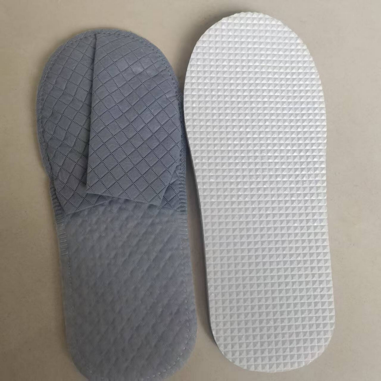 91家纺网 家纺一手货源 找家纺 （总）安力森/诚臻酒店用品 2025新款酒店民宿 专用灰色格纹防滑拖鞋  客房待客一次性舒适拖鞋