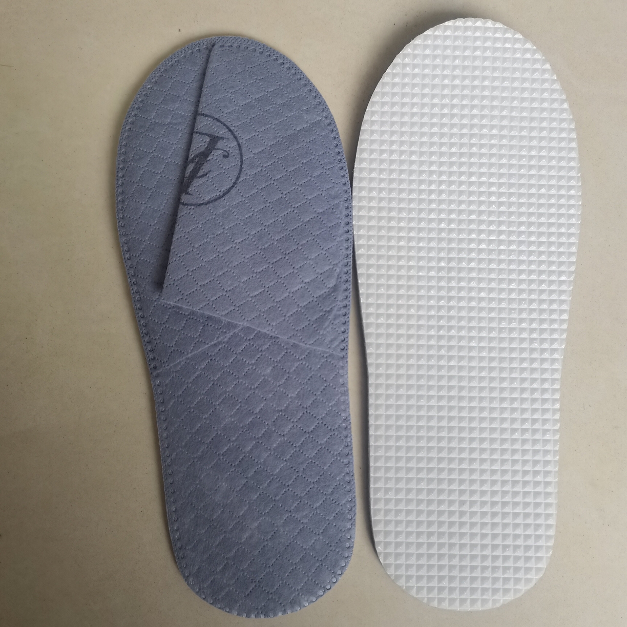 91家纺网 家纺一手货源 找家纺 （总）安力森/诚臻酒店用品 2025新款酒店民宿专用灰色防滑待客拖鞋 带标简约商务风客房一次性拖鞋