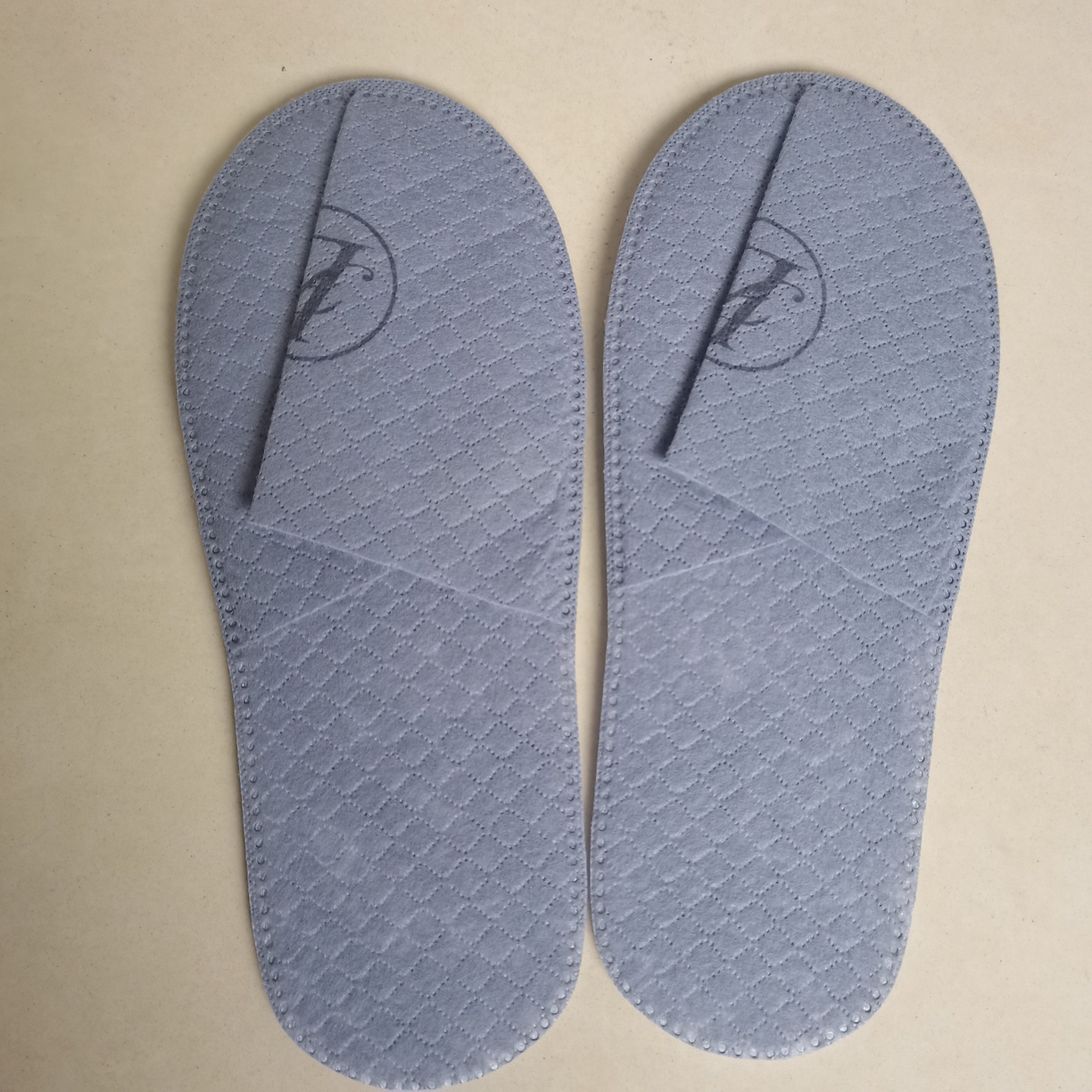 91家纺网 家纺一手货源 找家纺 （总）安力森/诚臻酒店用品 2025新款酒店民宿专用灰色防滑待客拖鞋 带标简约商务风客房一次性拖鞋