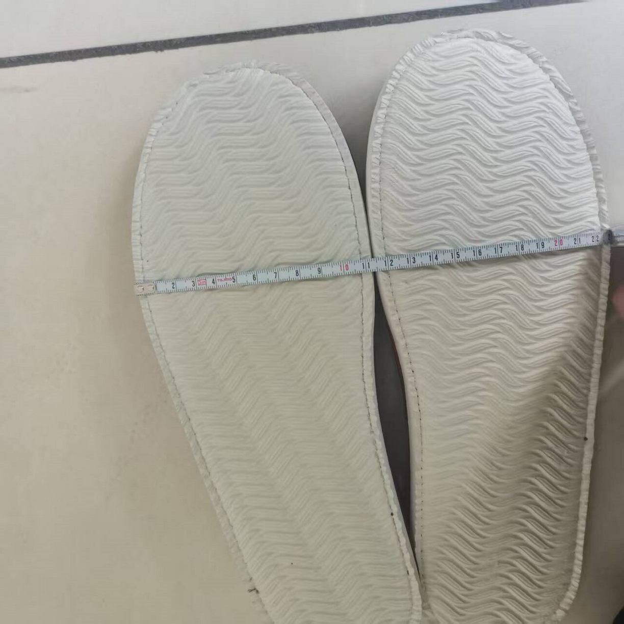 91家纺网 家纺一手货源 找家纺 （总）安力森/诚臻酒店用品 2025新款酒店民宿专供  复古报纸风防滑布艺拖鞋  客房居家待客软底拖鞋