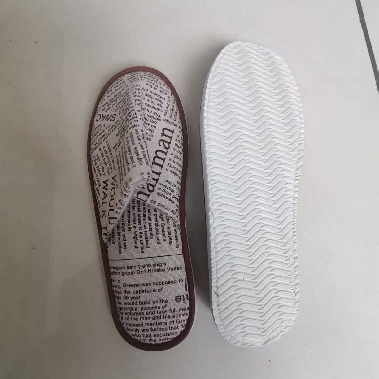 91家纺网 家纺一手货源 找家纺 （总）安力森/诚臻酒店用品 2025新款酒店民宿专供  复古报纸风防滑布艺拖鞋  客房居家待客软底拖鞋